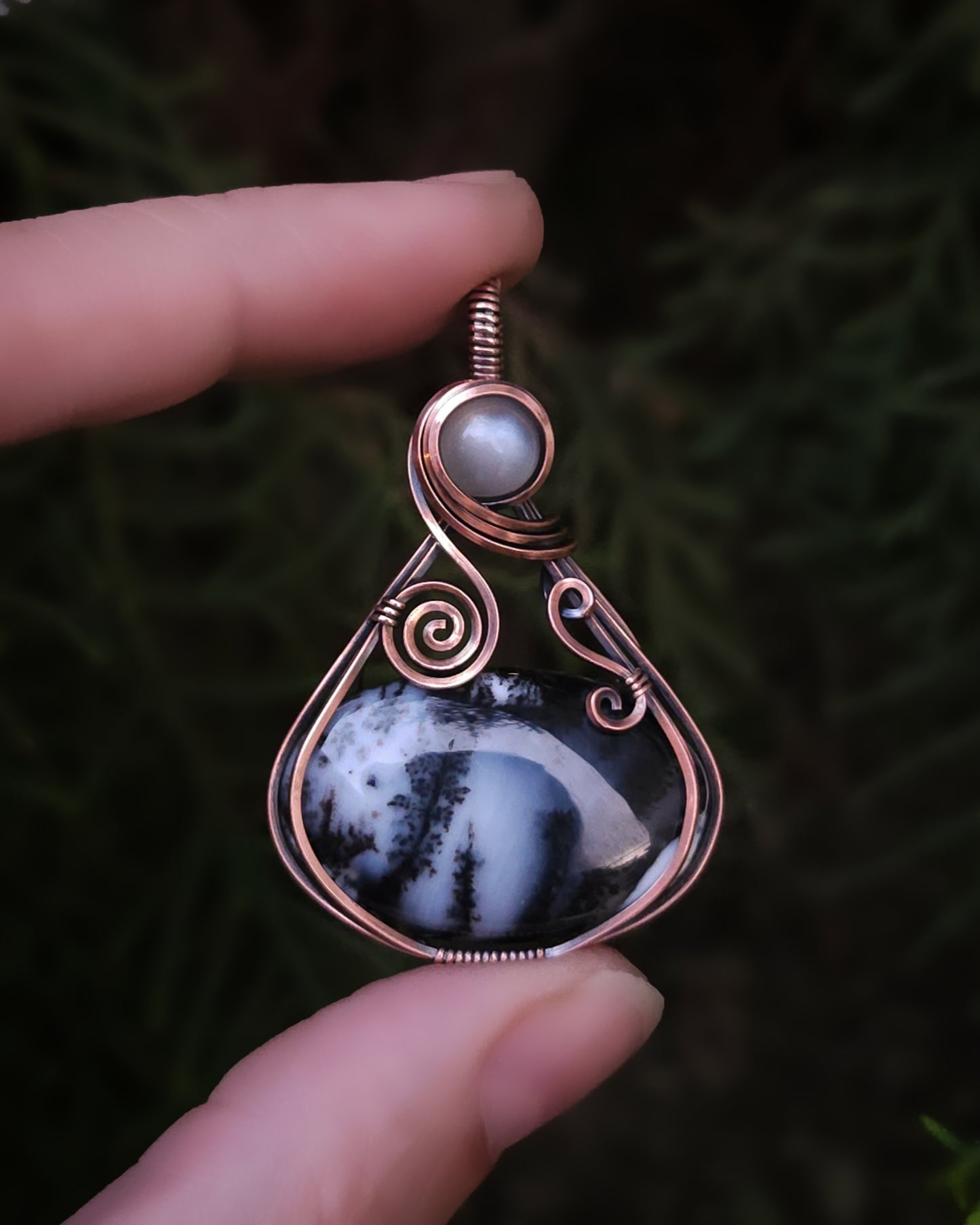 Dendriet opaal en witte maansteen antiek koper wire wrap hanger (LANGERE LEVERTIJD WORDT TUSSEN 17 EN 19 MEI VERZONDEN)