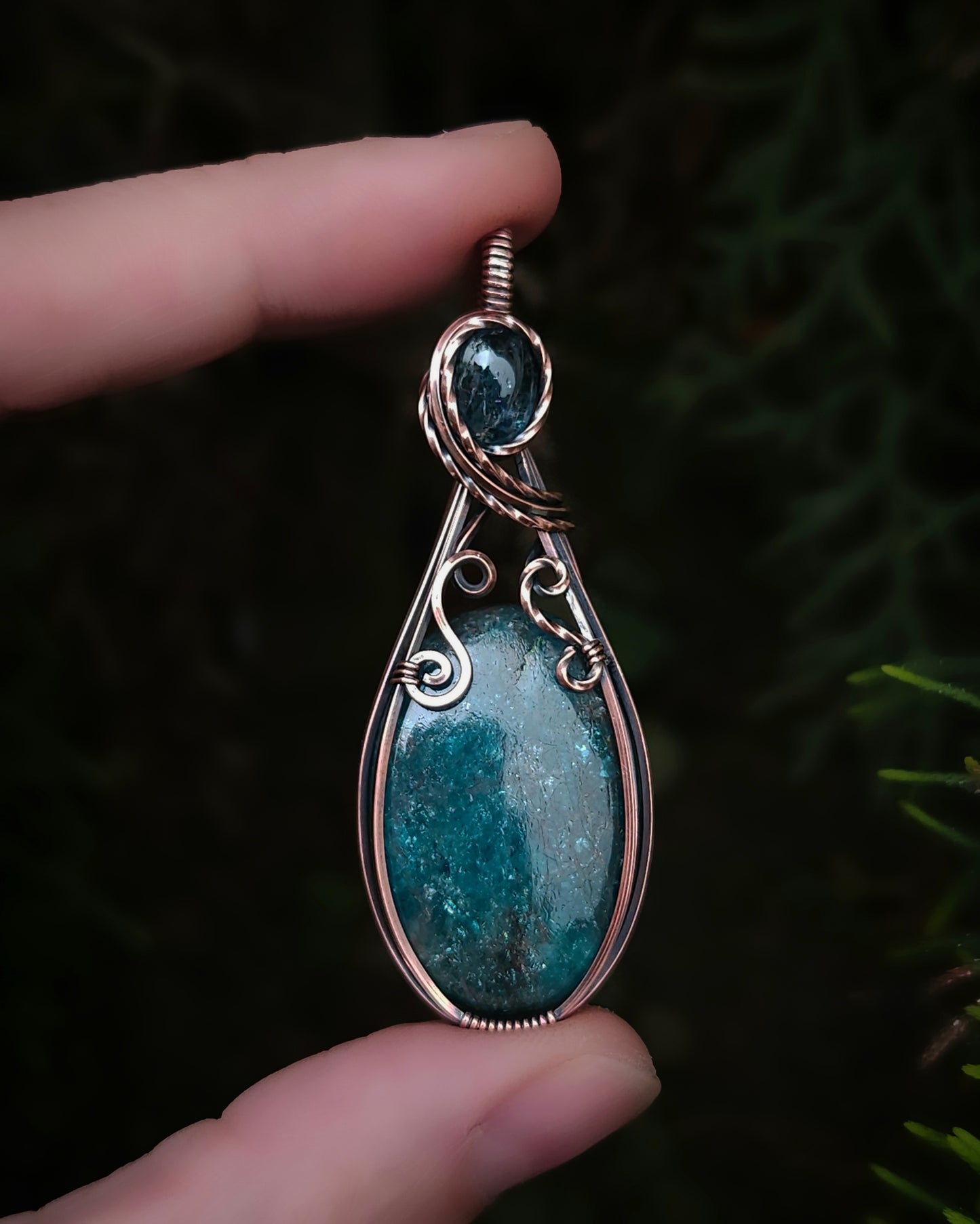 Petrol apatiet en kyaniet antiek koper wire wrap hanger