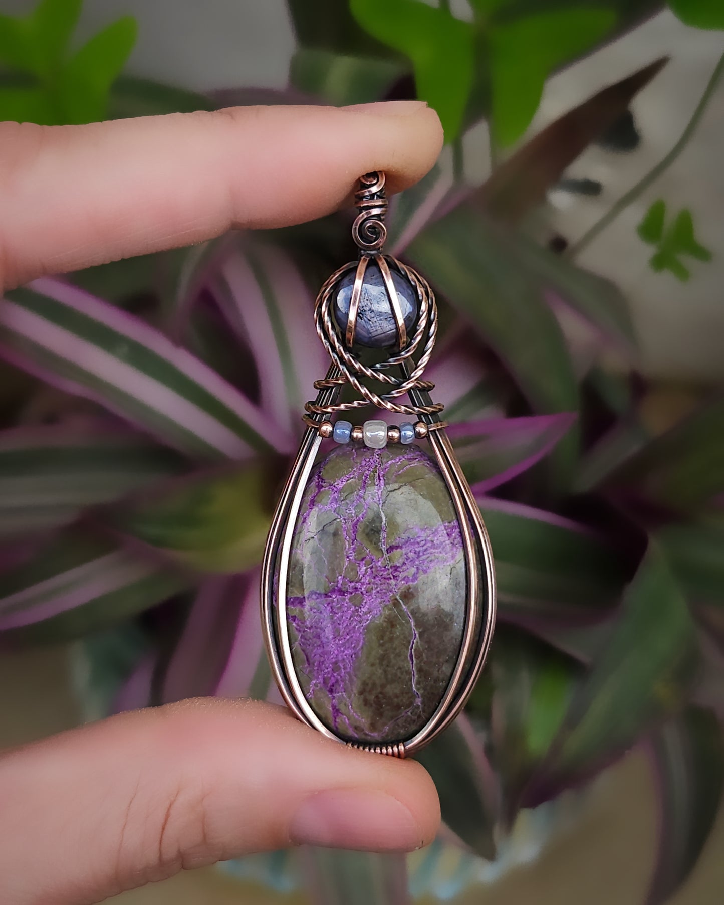 Stichtiet met serpentijn en robijn antiek koper wire wrap hanger