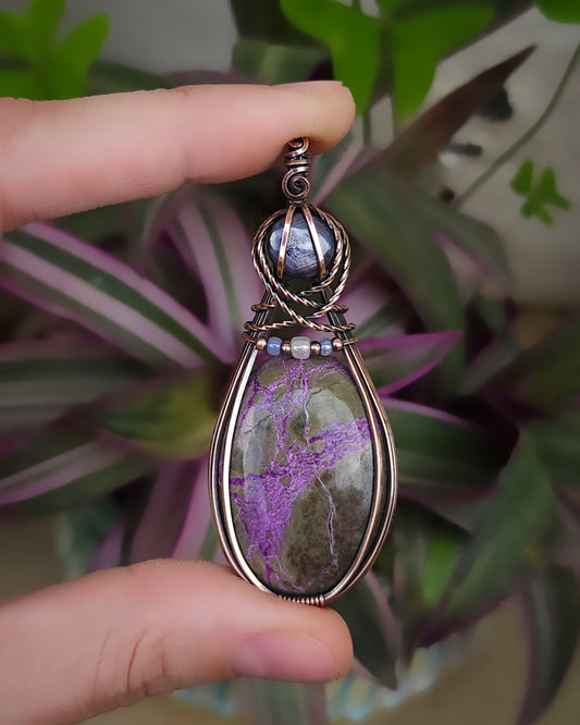 Stichtiet met serpentijn en robijn antiek koper wire wrap hanger