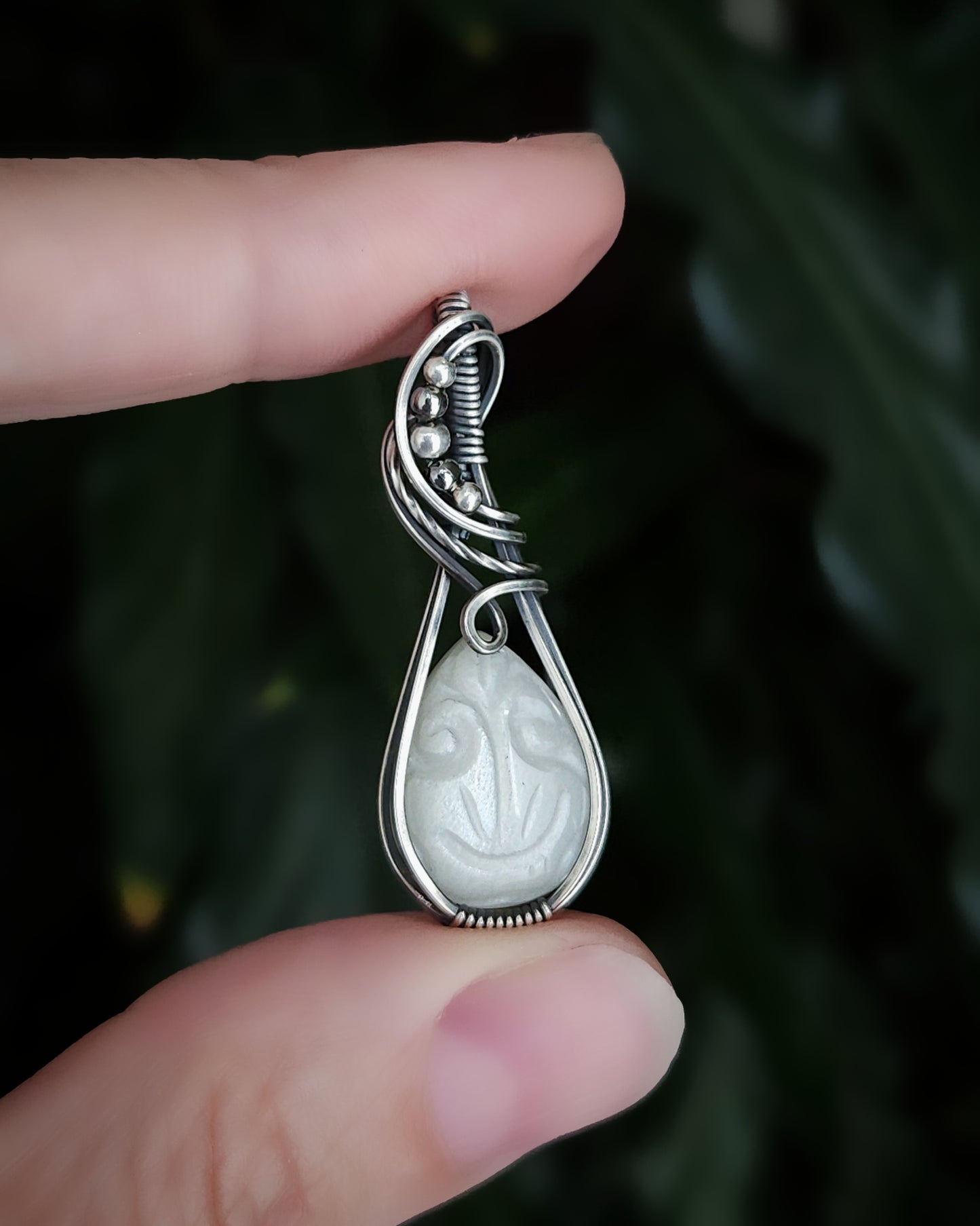 Witte silky maansteen carved 925 sterling zilver wire wrap