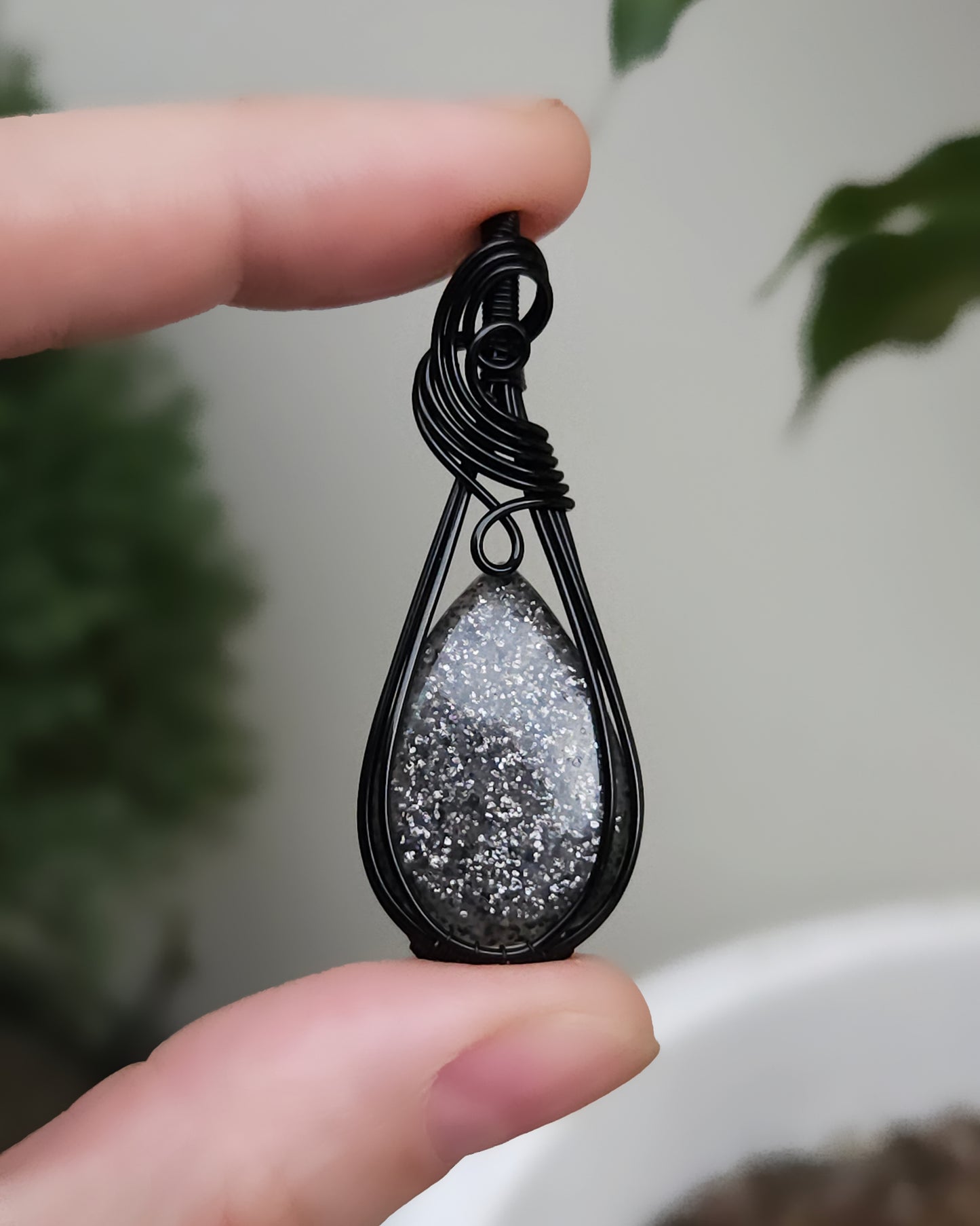 Zwarte zonnesteen koper met zwarte coating wire wrap hanger (verzending mogelijk na 12 mei)