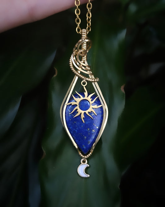 Lapis lazuli messing (brass) zon/maan wire wrap hanger