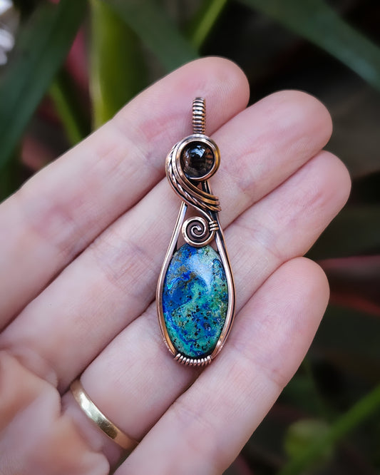 Azuriet en rookkwarts antiek koper wire wrap hanger