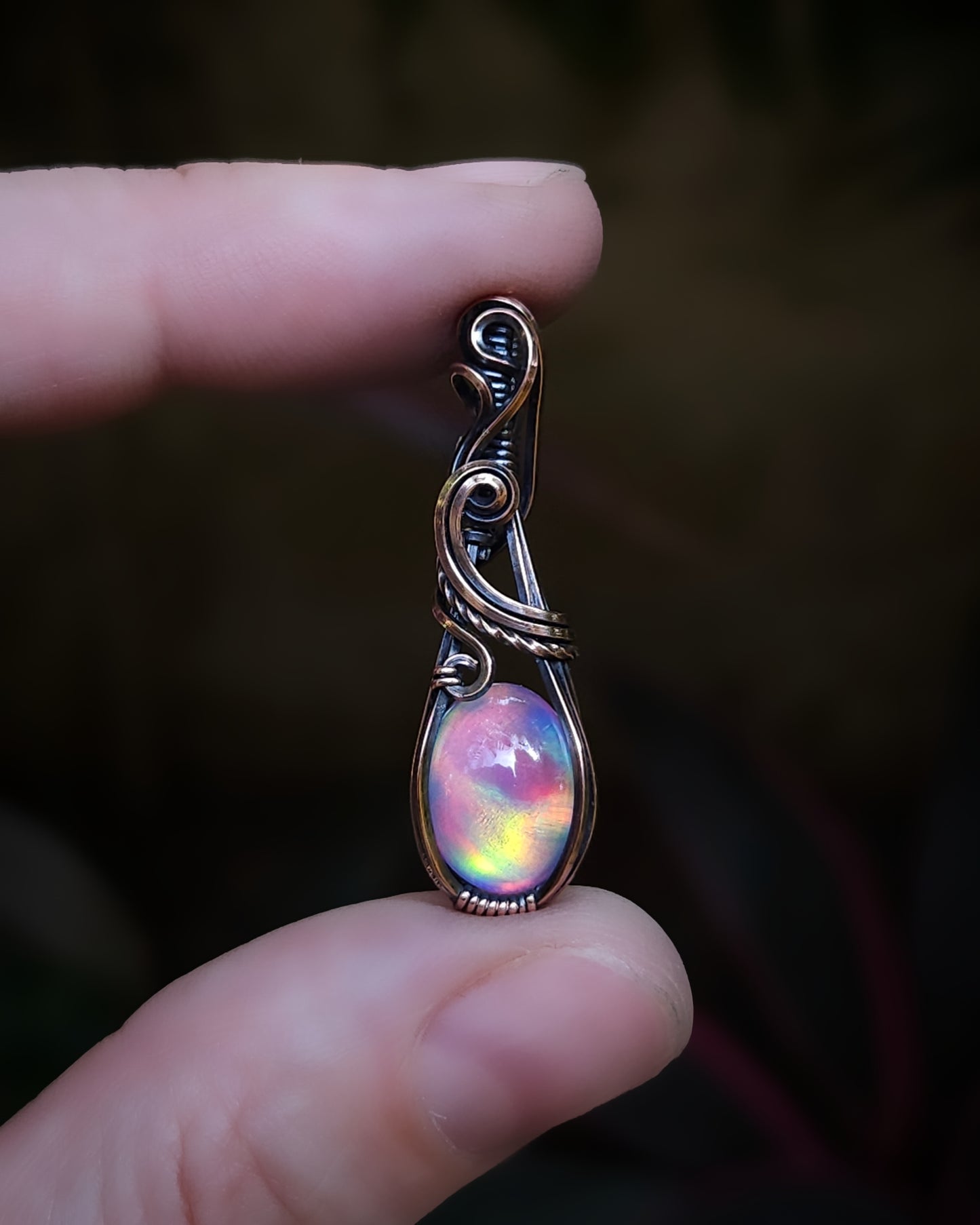 Aurora opaal (manmade) antiek koper wire wrap hanger