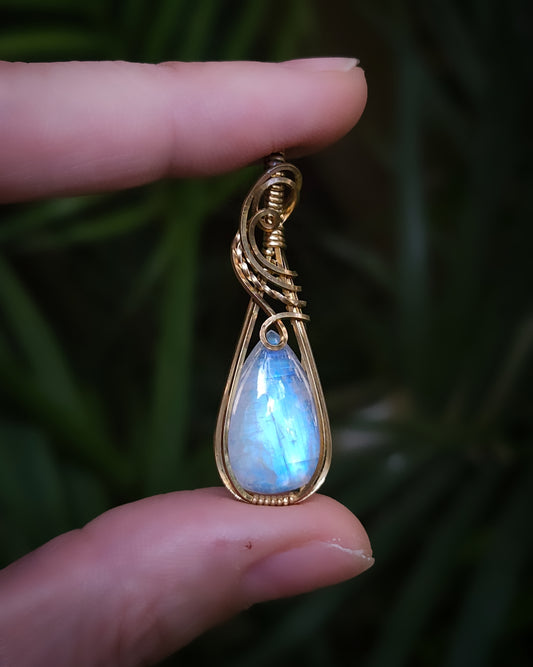 CUSTOM VOOR DIANA ✨ Regenboog maansteen messing (brass) wire wrap hanger