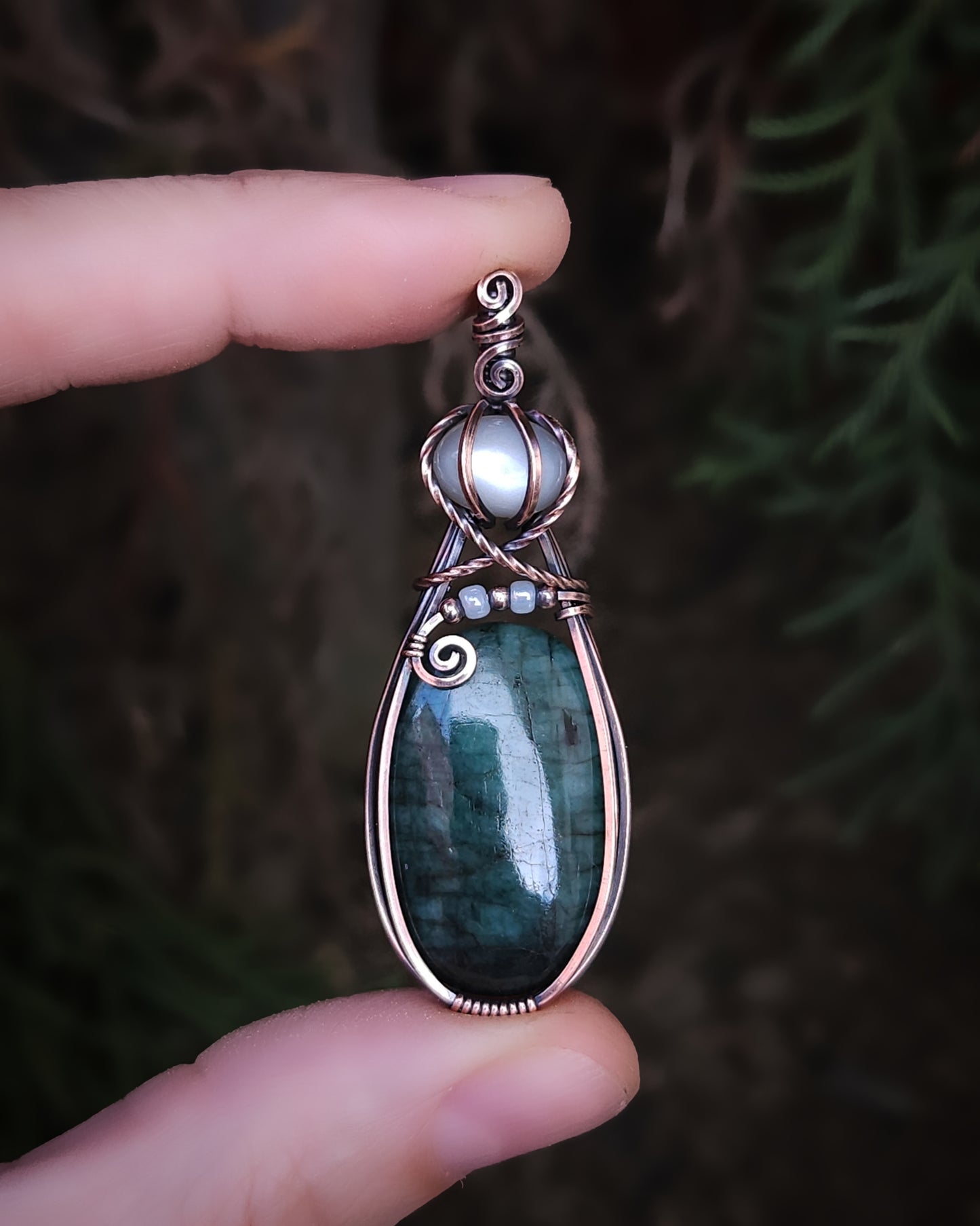 Smaragd en witte maansteen antiek koper wire wrap hanger