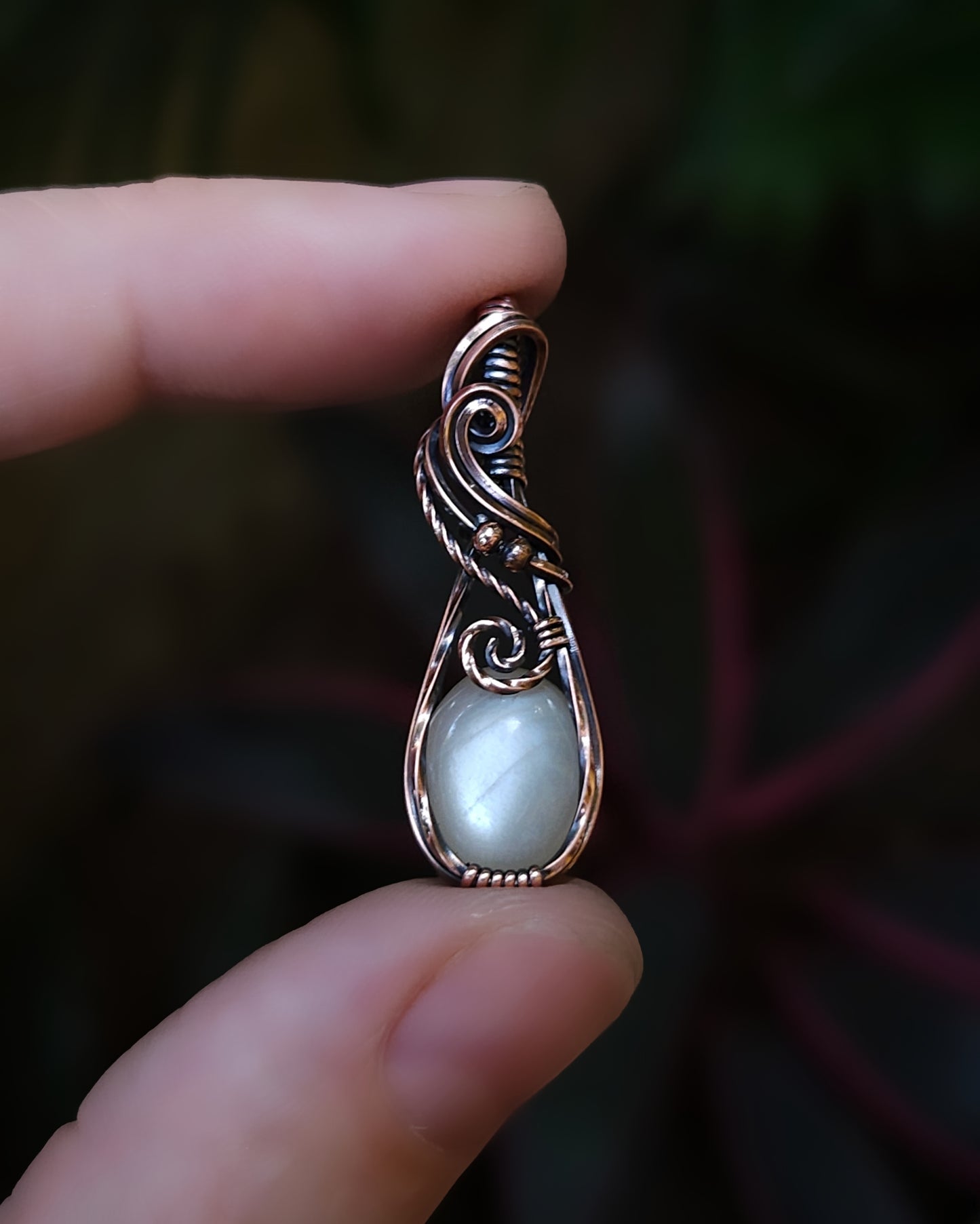 Witte silky maansteen antiek koper wire wrap hanger