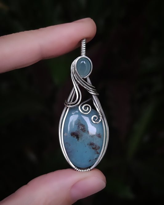 Peruaanse blauwe Andes opaal met dendritische insluitsels en aqua chalcedoon antiek 925 sterling zilver wire wrap hanger