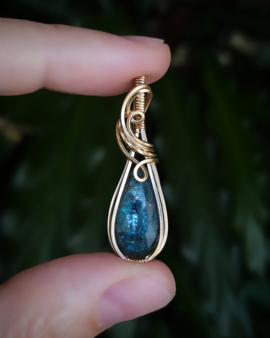 Voor Diana (met 25€ gift-card) Rose-cut kyaniet 14k goldfill wire wrap hanger