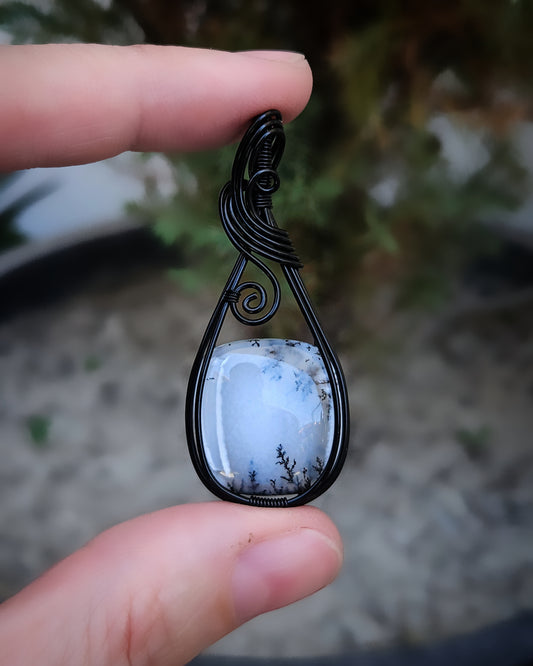 Dendritische opaal koper met zwarte coating wire wrap hanger (verzending mogelijk na 12 mei)