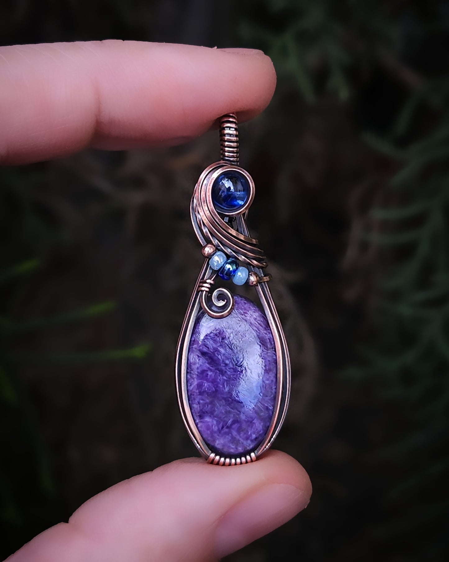 Charoiet en kyaniet antiek koper wire wrap hanger (PRE-ORDER / de helft aanbetaling van 87,50)