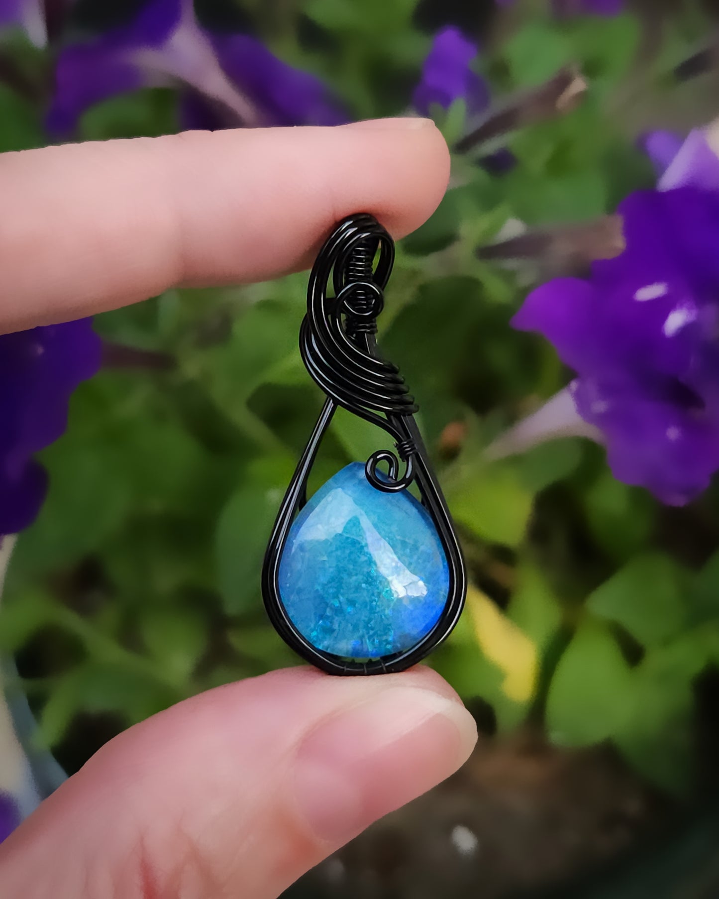 Monarch opaal (manmade) koper met zwarte coating wire wrap hanger (verzending mogelijk na 12 mei)