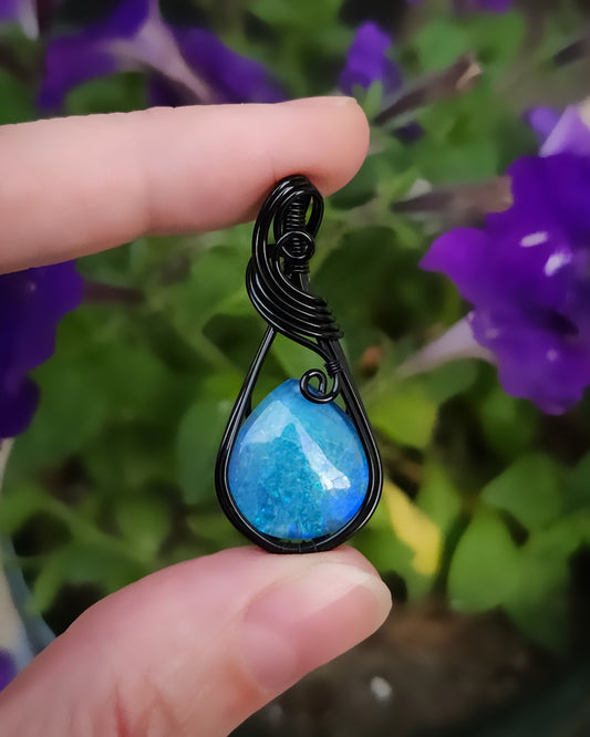 Monarch opaal (manmade) koper met zwarte coating wire wrap hanger (verzending mogelijk na 12 mei)