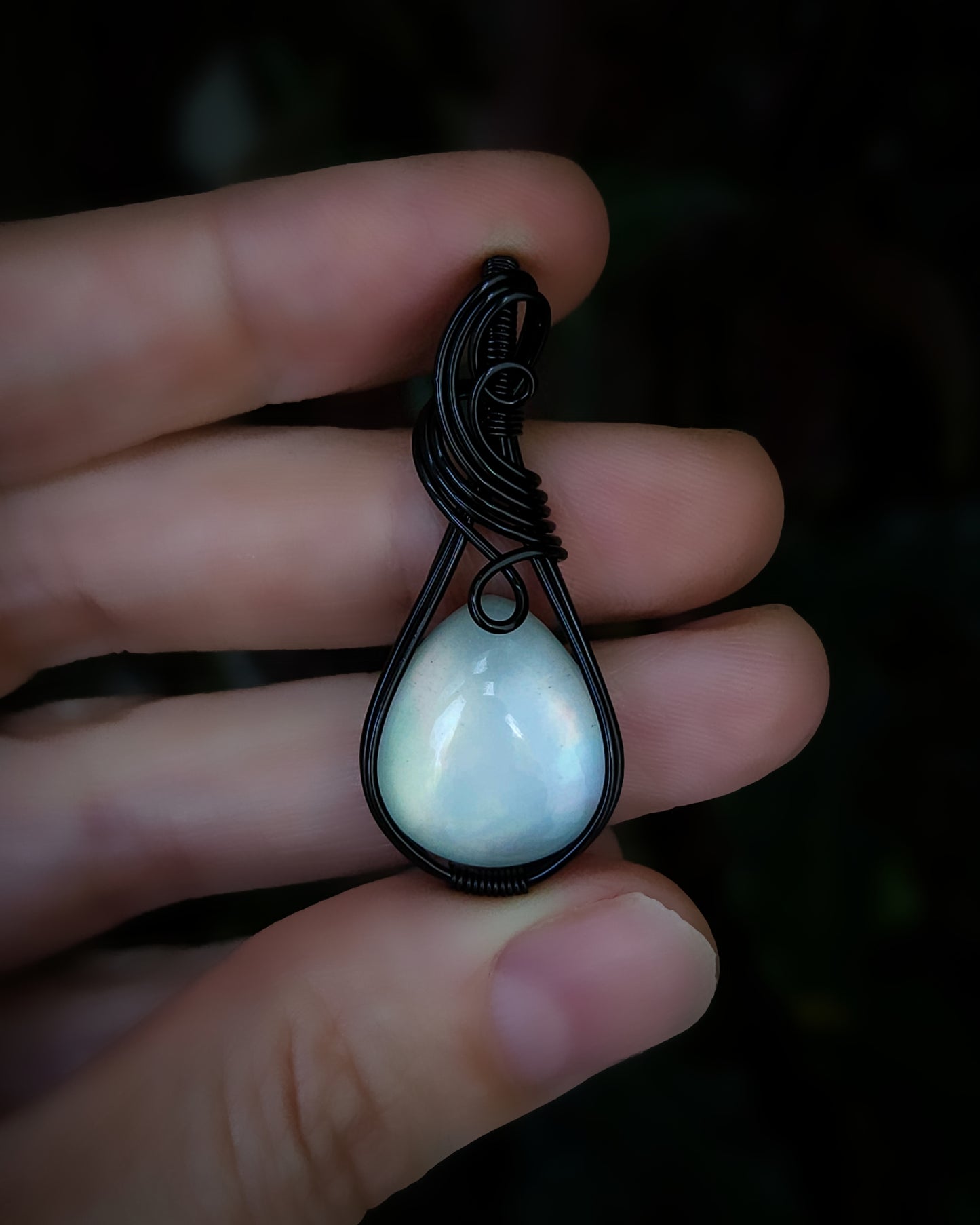 Kwarts en parelmoer doublet koper met zwarte coating wire wrap hanger