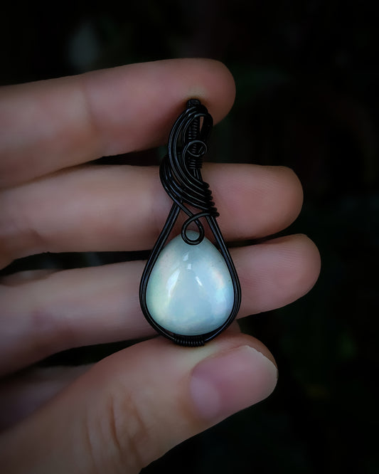 Kwarts en parelmoer doublet koper met zwarte coating wire wrap hanger