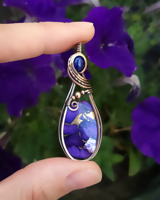 'Lavender dahlia copper' en lapis lazuli antiek koper wire wrap hanger (verzending mogelijk na 12 mei)