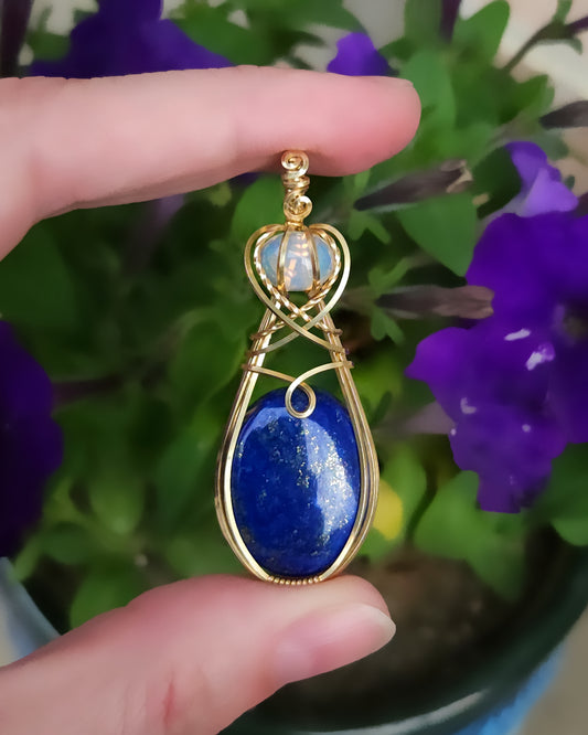 Lapis lazuli en Ethiopische opaal messing (brass) zon/maan wire wrap hanger (verzending mogelijk na 12 mei)