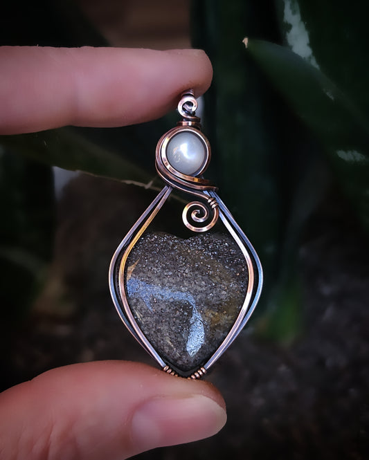 Zwarte zonnesteen en witte maansteen antiek koper wire wrap hanger (PRE-ORDER / de helft aanbetaling van €85)