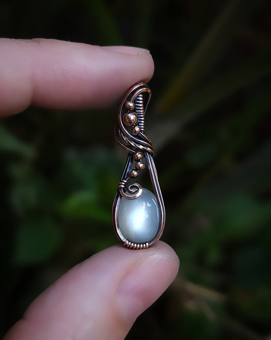 Witte silky maansteen antiek koper wire wrap hanger