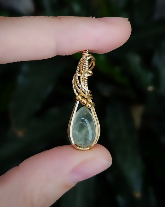Prehniet messing (brass) wire wrap hanger