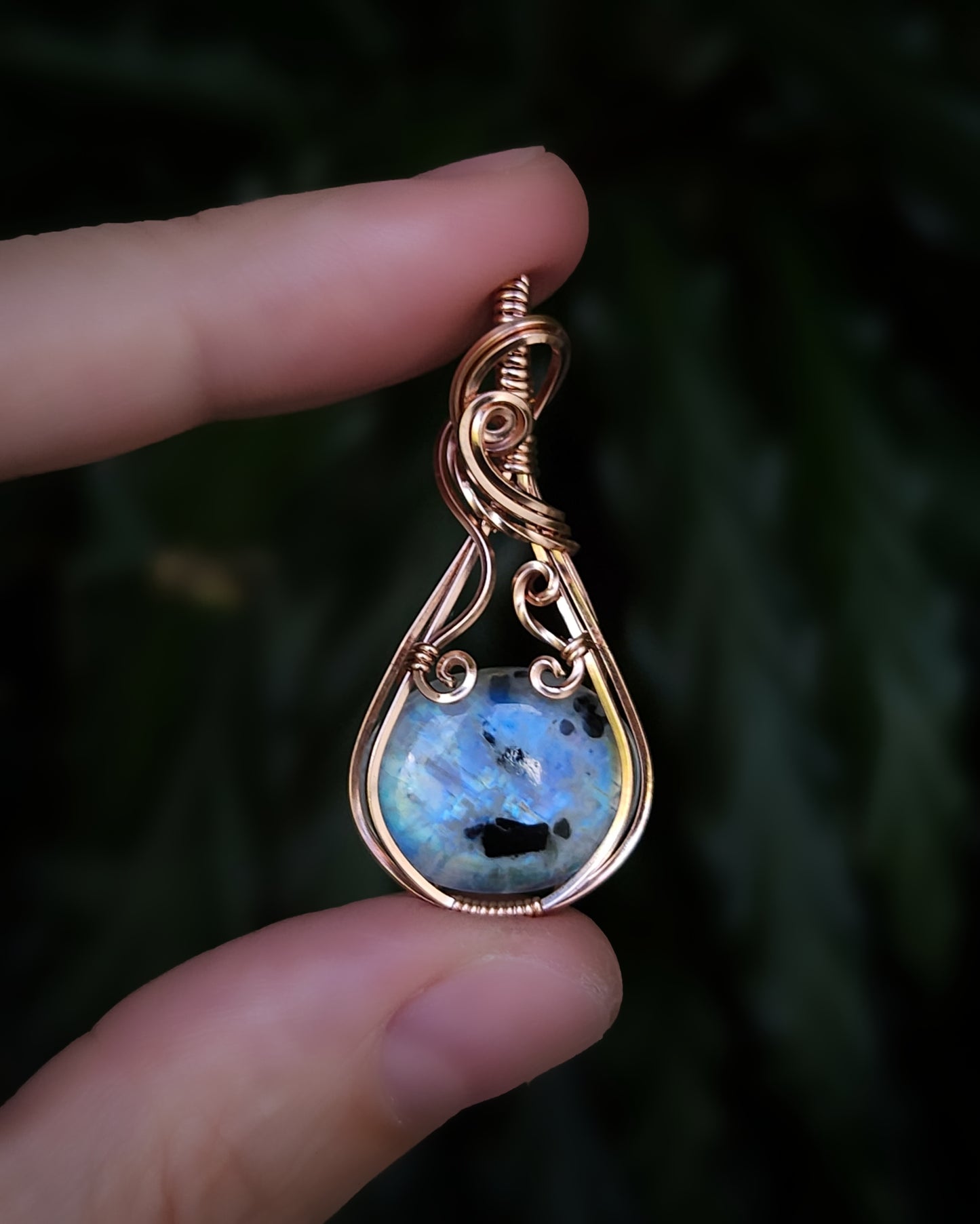 Regenboog maansteen met toermalijn inclusies 14k rose goldfill wire wrap hanger