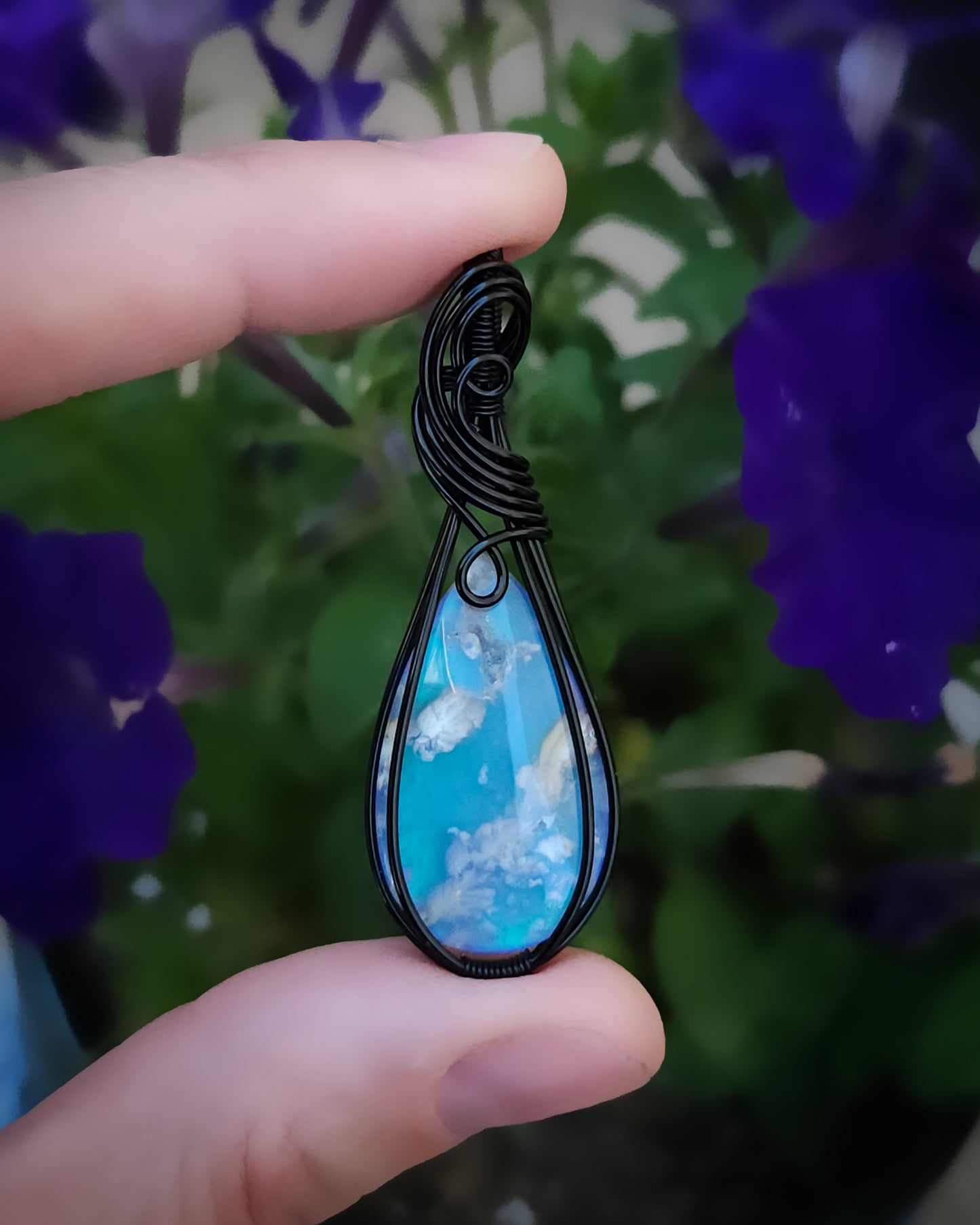 Pluim agaat en aurora opaal doublet koper met zwarte coating wire wrap hanger (verzending mogelijk na 12 mei)
