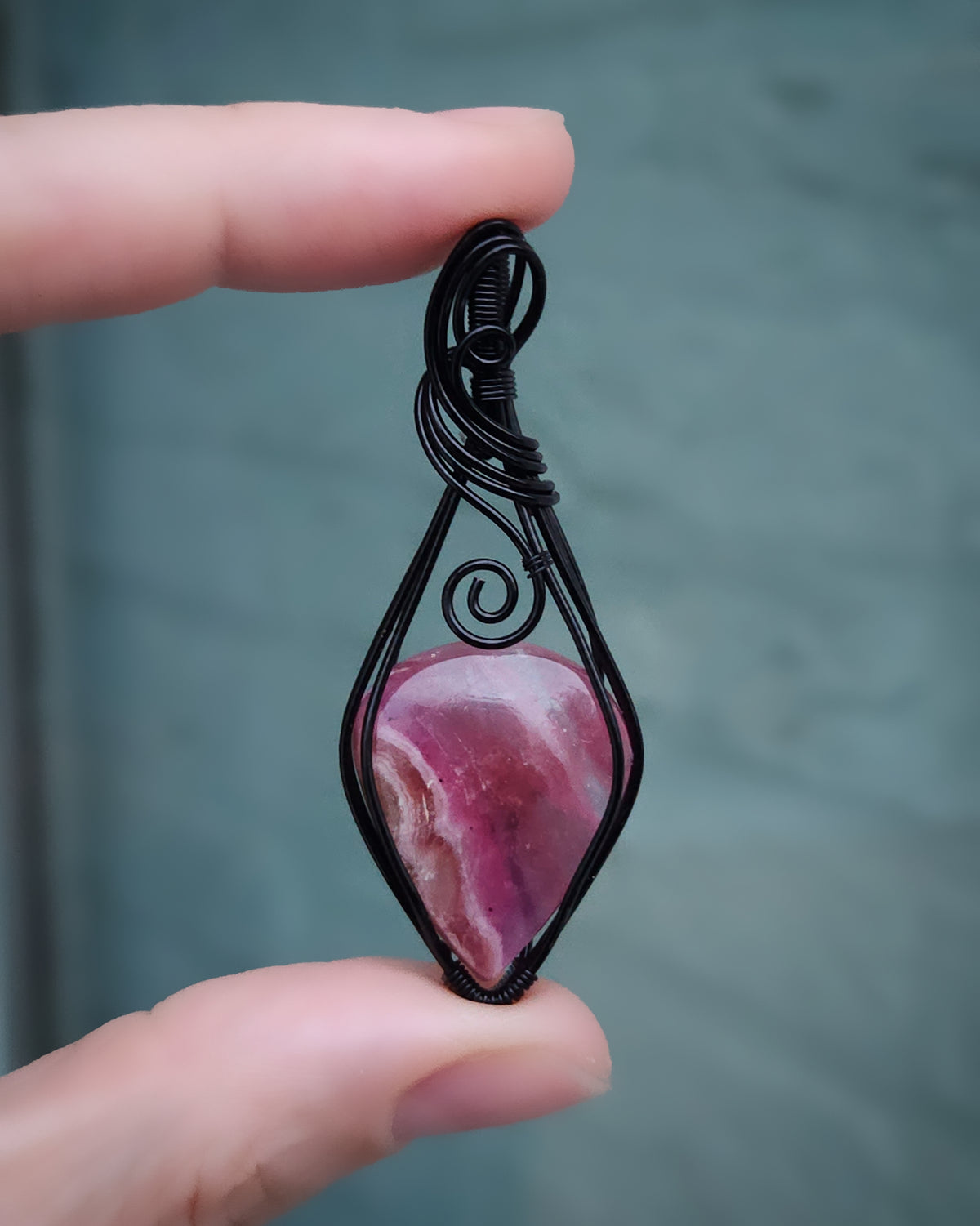 Roze cobalt calciet koper met zwarte coating wire wrap hanger (met korting, zie beschrijving)