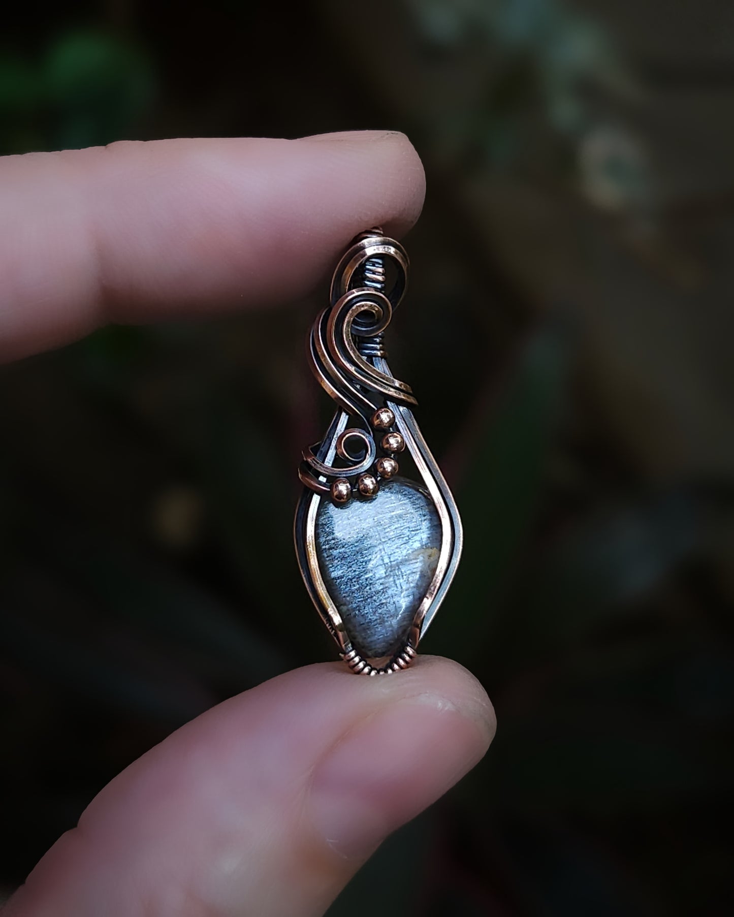 Grijze maansteen antiek koper wire wrap hanger