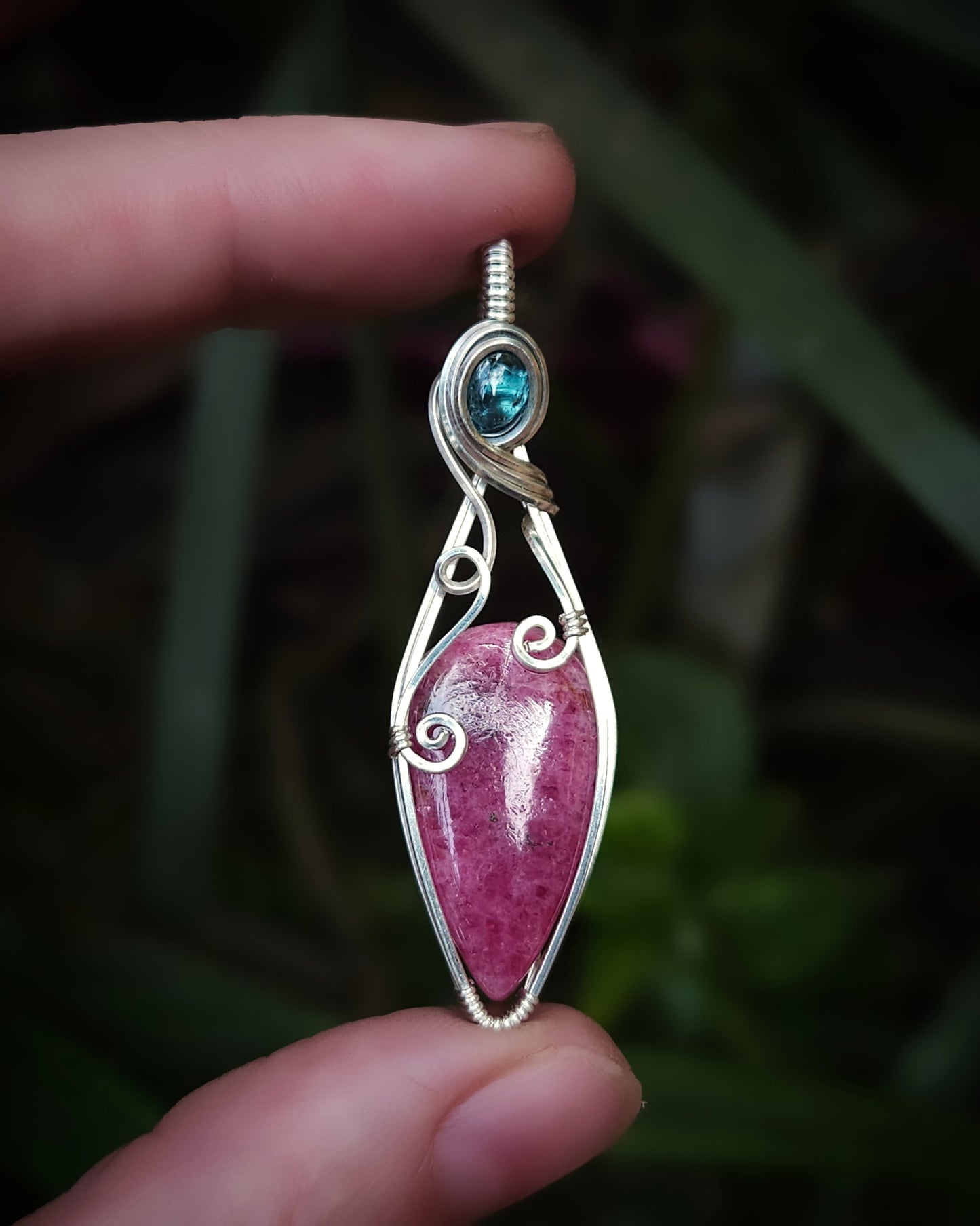 Rhodoniet en teal kyaniet 925 sterling zilver wire wrap (PRE-ORDER / de helft aanbetaling van 115)