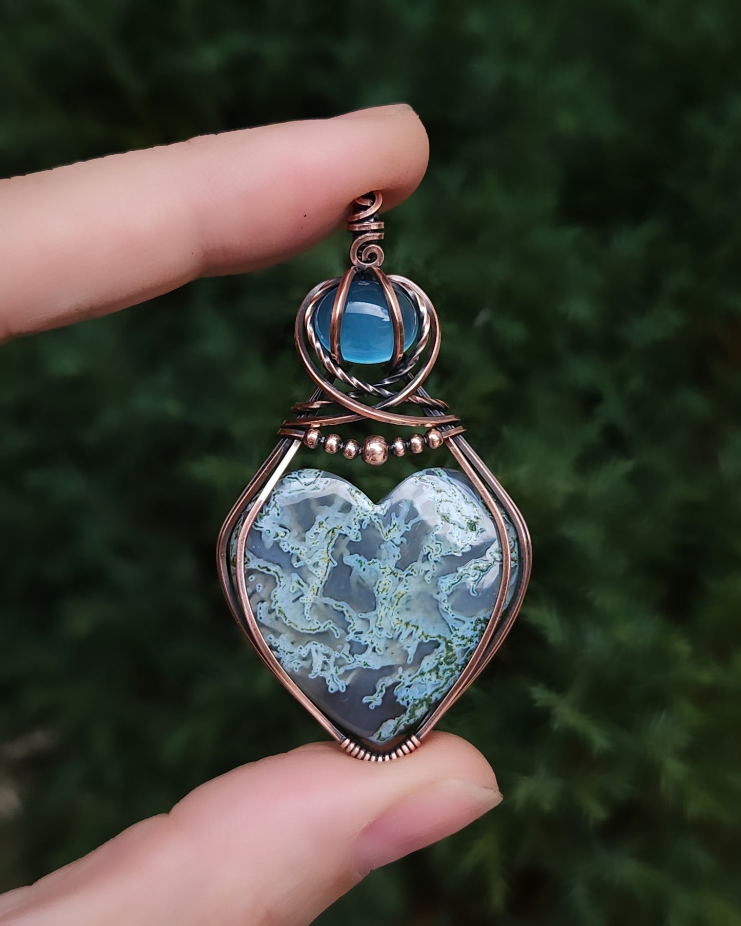 Moss gaat hartje en chalcedoon antiek koper wire wrap hanger (PRE-ORDER / de helft aanbetaling van 92,50)
