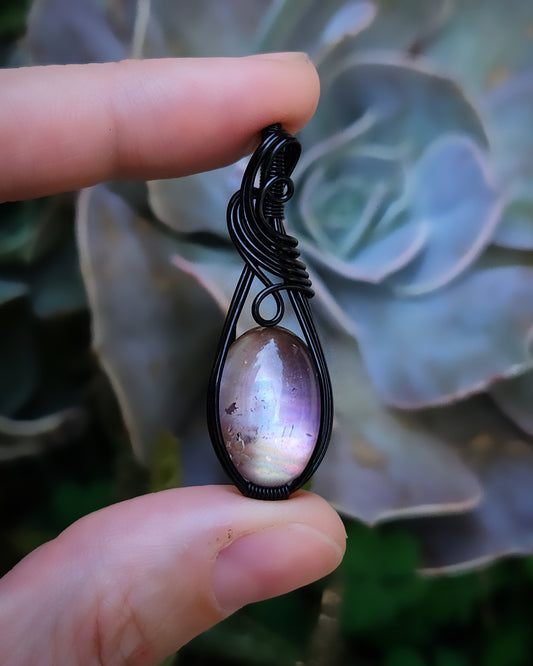 Amethist en parelmoer doublet koper met zwarte coating wire wrap hanger (verzending mogelijk na 12 mei)
