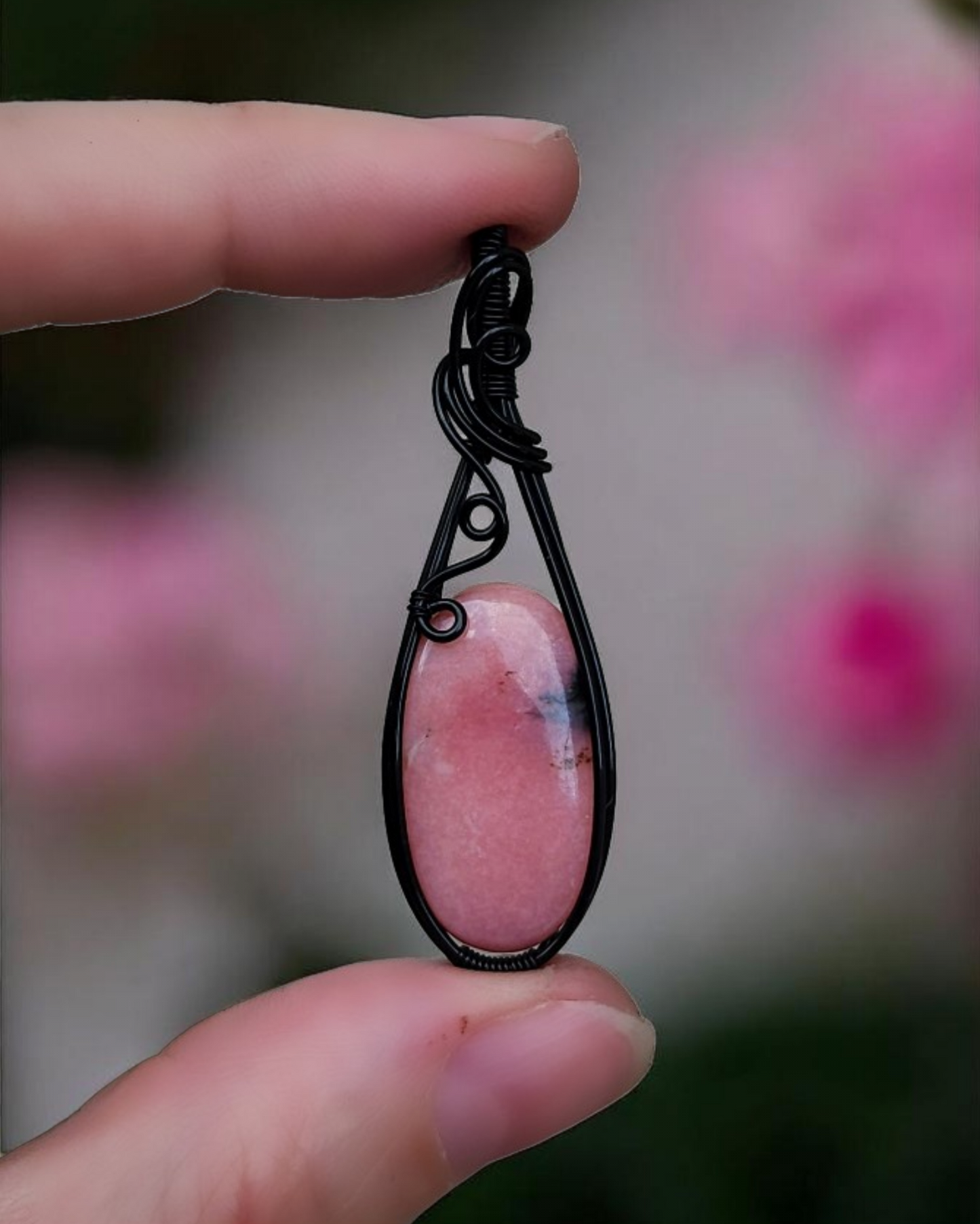 Roze Peruaanse Andes opaal koper met zwarte coating wire wrap hanger (verzending mogelijk na 12 mei)