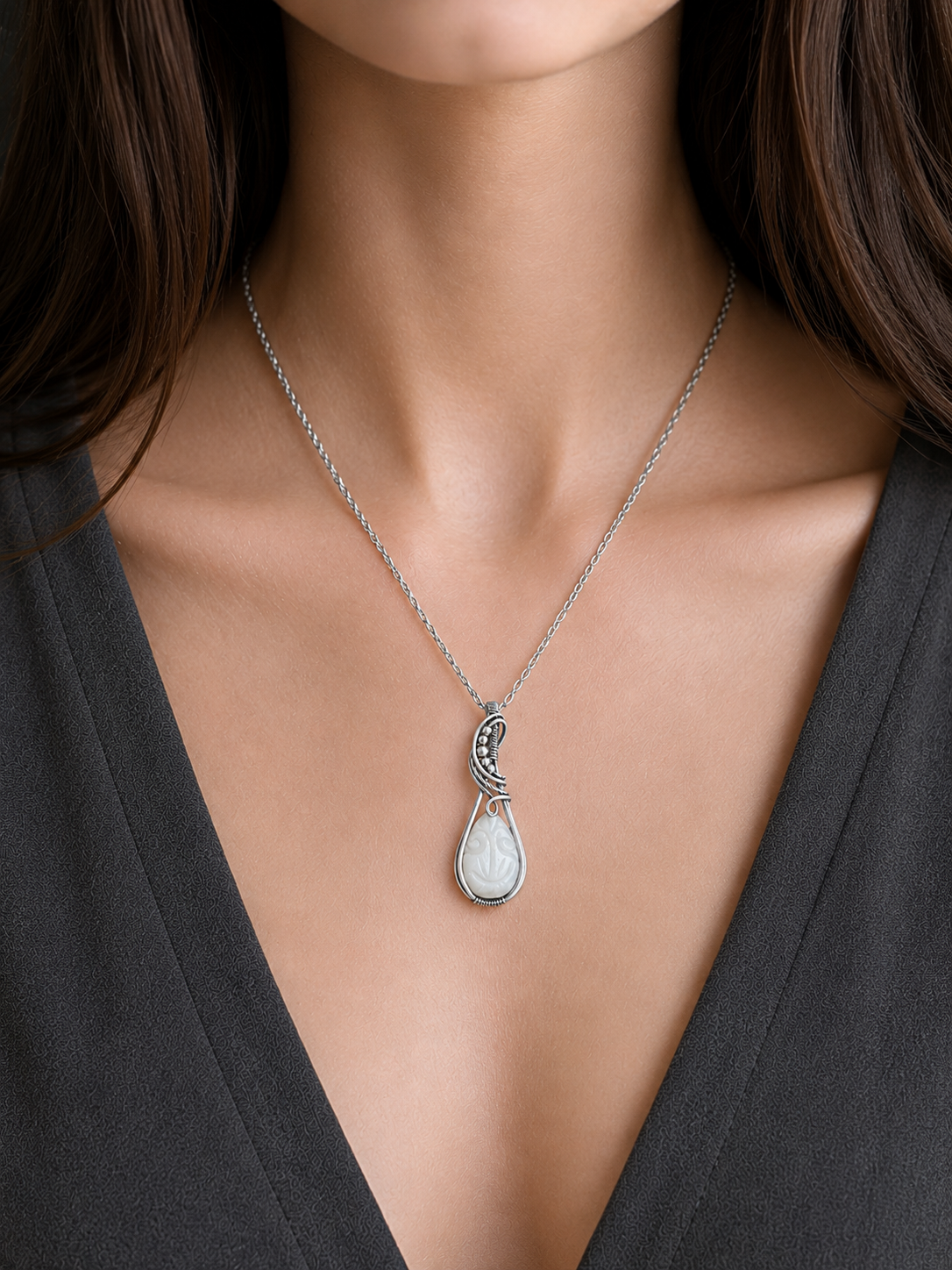 Witte silky maansteen carved 925 sterling zilver wire wrap