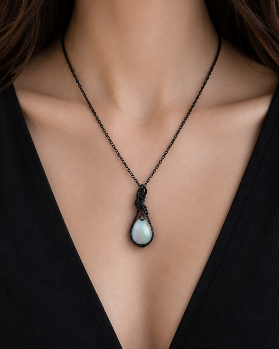 Kwarts en parelmoer doublet koper met zwarte coating wire wrap hanger